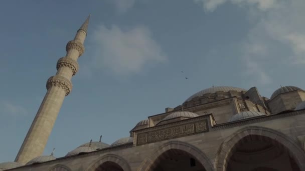 Suleymaniye moskén. Suleymaniye Camii. Minaret och Marmara. Sulaymaniye moskén utanför Turkiet, Istanbul. Suleymaniye Camii Istanbuls vackraste moské — Stockvideo