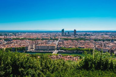 Lyon Panorama güneşli bir günde manzarayı yükseltti. Ufuk çizgisi olan Lyon 'un havadan panoramik görüntüsü. Fourviere Hill 'den Pont Mareşal Juin ve Rhone nehri ile Lyon şehir manzarası