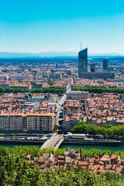 Lyon Panorama güneşli bir günde manzarayı yükseltti. Ufuk çizgisi olan Lyon 'un havadan panoramik görüntüsü. Fourviere Hill 'den Pont Mareşal Juin ve Rhone nehri ile Lyon şehir manzarası