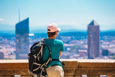 Gündüzleri Fransa 'da gökdelenleri olan Lyon şehrinin harika manzarasının keyfini çıkaran bir kadın.