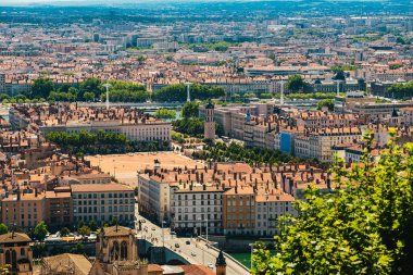 Lyon Panorama güneşli bir günde manzarayı yükseltti. Ufuk çizgisi olan Lyon 'un havadan panoramik görüntüsü. Bellecour Meydanı ve Poncet, Lyon, Fransa
