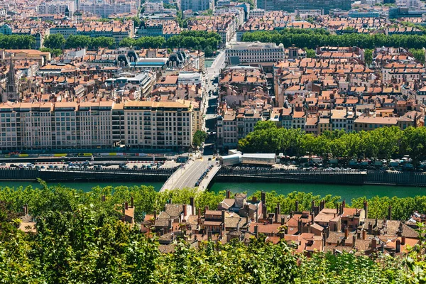 Lyon panorama vyvýšený výhled za slunečného dne. Letecký panoramatický výhled na Lyon se siluetou. Horní pohled na město Lyon s Pontem Marechalem Juinem a řekou Rhone z kopce Fourviere — Stock fotografie