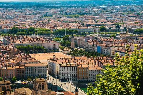 Lyon panorama wzniesiony widok na słoneczny dzień. Panoramiczny widok z lotu ptaka na Lyon. Bellecour Square And Place Poncet, Lyon, Francja — Zdjęcie stockowe