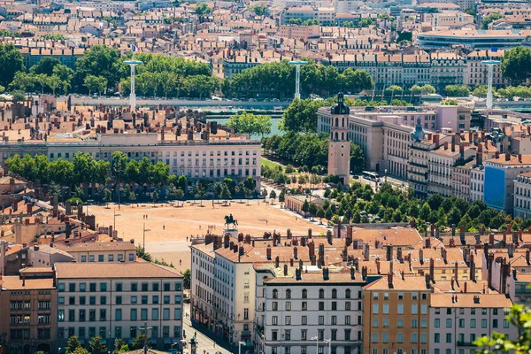 Lyon panorama vyvýšený výhled za slunečného dne. Letecký panoramatický výhled na Lyon se siluetou. Bellecour Square And Place Poncet, Lyon, Francie — Stock fotografie