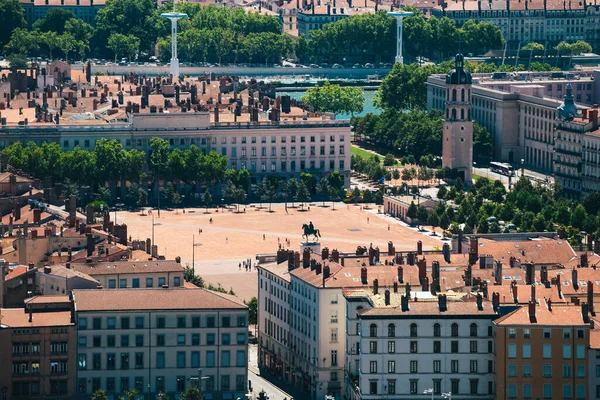 Lyon panorama vyvýšený výhled za slunečného dne. Letecký panoramatický výhled na Lyon se siluetou. Bellecour Square And Place Poncet, Lyon, Francie — Stock fotografie