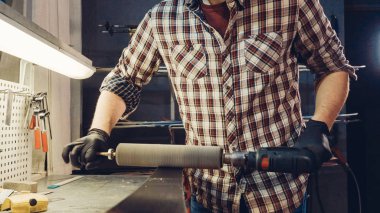 Temel cilalama, son kayak cilalama. Elektrikli fırça pervanesinde. Kayak malzemeleri dükkanında döner fırça kullanımı kayak tamir ustası. Eller balmumu kaldırıyor, yeni balmumu. Kış işçisi üs onarımı yapıyor.