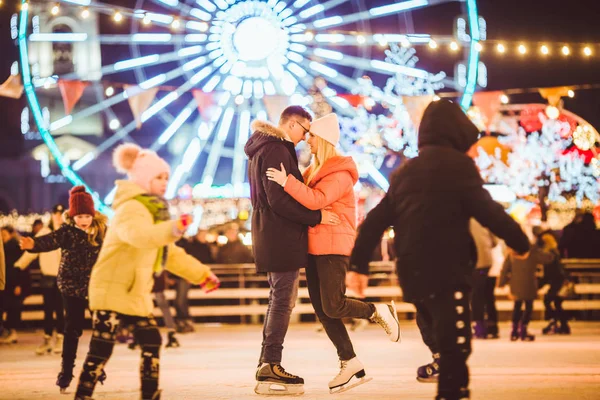 Schönes Paar Schlittschuhlaufen in der Innenstadt. junges Paar beim Schlittschuhlaufen auf einer öffentlichen Eisbahn im Freien. Thema Eisbahn und Liebespaar. Erstaunlicher Winterurlaub. Valentinstag — Stockfoto