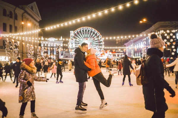 Schönes Paar Schlittschuhlaufen in der Innenstadt. junges Paar beim Schlittschuhlaufen auf einer öffentlichen Eisbahn im Freien. Thema Eisbahn und Liebespaar. Erstaunlicher Winterurlaub. Valentinstag — Stockfoto