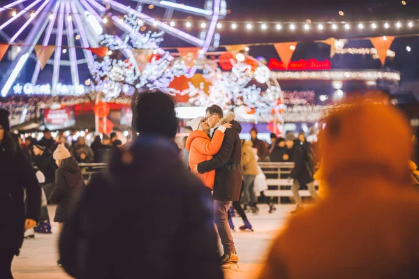 Pareja enamorada. Personajes románticos para la Fiesta de San Valentín. Amor verdadero. Pareja feliz divirtiéndose en pista de hielo de la ciudad por la noche. Feliz pareja romántica joven disfrutando juntos en pista de patinaje —  Fotos de Stock