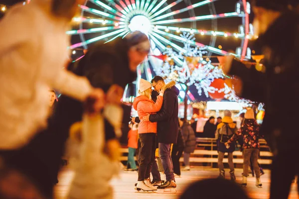 Beau couple de patinage sur glace dans le centre-ville. Jeune couple patinant sur une patinoire publique à l'extérieur. Patinoire à thème et couple aimant. Incroyable vacances d'hiver. Saint Valentin — Photo