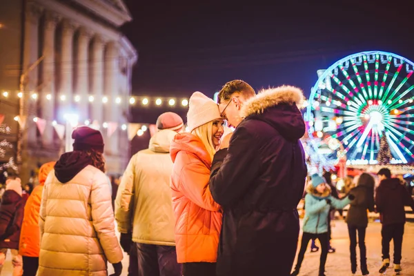 Szerelmes pár. Romantikus karakterek ünnepe Szent Valentin. Igaz szerelem. Boldog pár szórakozás a városi jégpályán este. Boldog romantikus fiatal pár élvezik együtt korcsolyapálya — Stock Fotó