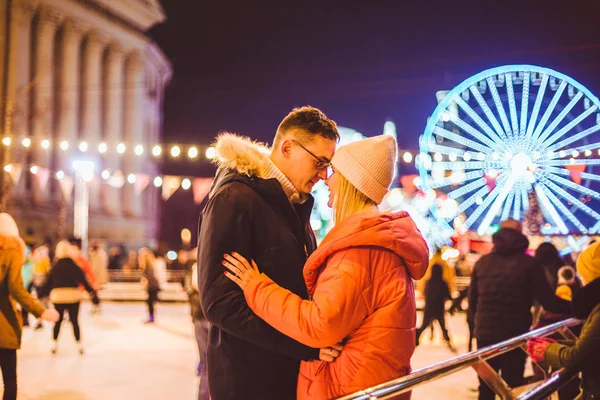 Para przytulająca się w Walentynki. Młoda romantyczna para bawiąca się na świeżym powietrzu w zimie. Walentynki na lodowisku. Noworoczne wakacje. active date łyżwiarstwo na lodowisku na Boże Narodzenie — Zdjęcie stockowe