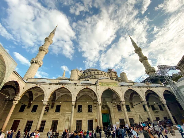 Sultan Ahmet Camii, Istanbul. Blauwe moskee Turkse islamitische oriëntatiepunt met zes minaretten. Thema van Islam en Geloof. Turkije, Istanbul 28 oktober 2019 — Stockfoto