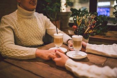 Randevuda kahve içen, birlikte eğlenen güzel bir çift. Modern kafeteryada kahve içen iki genç insan. Kafe 'de dinlenen bir çift. Sevgililer Günü 'nde bir çift sevgililer gününde kafede buluşuyor.