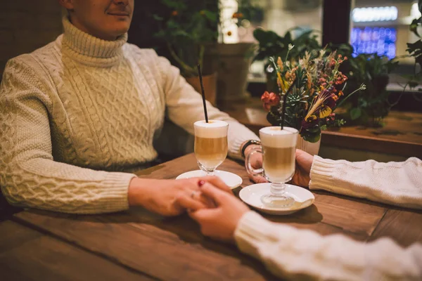 Belo casal tomando café em um encontro, se divertindo juntos. Casal de jovens que bebem café na cafetaria moderna elegante. Casal descansando no café. Casal apaixonado na data no café no dia dos namorados — Fotografia de Stock