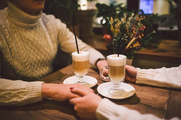 Mutlu çiftler buluşmaları ve kahve içmeleri. Aşk ve romantik randevu şehir merkezindeki kafe restoranda. Kafede aşık genç ve mutlu bir çift. Genç çift kafede buluşuyor, Noel zamanı konuşuyor ve öpüşüyor. — Stok fotoğraf