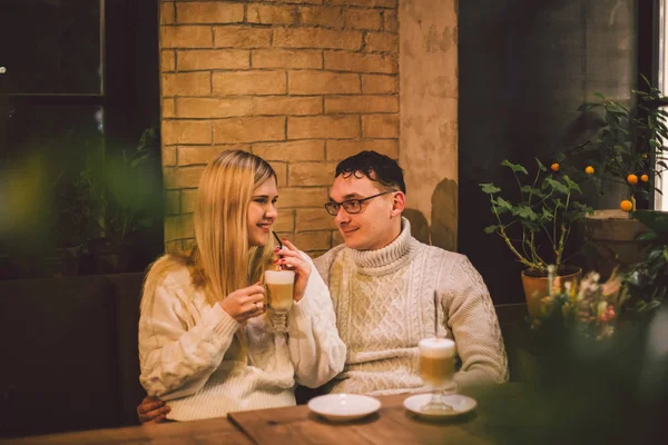 Vackra par som dricker kaffe på en dejt, har kul tillsammans. Några unga människor dricker kaffe i stilren modern cafeteria. Några vilopar på Café. Par förälskade på dejt i caféet i Alla hjärtans dag — Stockfoto