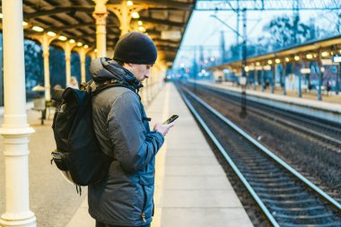 Sopot Tren İstasyonu. Gezgin ulaşımı bekliyor. Seyahat konsepti. Tren istasyonundaki adam. Kafkasyalı erkek portresi tren istasyonunda. Trenini beklerken yakışıklı bir banliyö çalışanı.