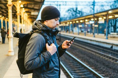Sopot Tren İstasyonu. Gezgin ulaşımı bekliyor. Seyahat konsepti. Tren istasyonundaki adam. Kafkasyalı erkek portresi tren istasyonunda. Trenini beklerken yakışıklı bir banliyö çalışanı.