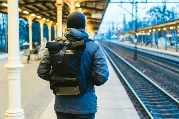 Станція метро в Сопоті, Польща, Європа. Привабливий чоловік чекає на вокзалі. Думаючи про подорож, з рюкзаком. Подорожуюча фотографія. туристи з рюкзаком стоять на залізничній платформі. — стокове фото