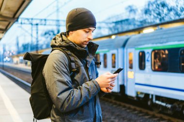 Sopot Tren İstasyonu. Gezgin ulaşımı bekliyor. Seyahat konsepti. Tren istasyonundaki adam. Kafkasyalı erkek portresi tren istasyonunda. Trenini beklerken yakışıklı bir banliyö çalışanı.
