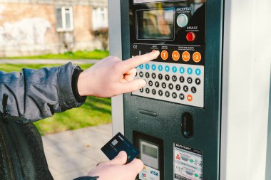 8 Şubat 2020 'de Polonya' nın Gdansk şehrinde park ücreti. Otoparkta Monobank kredi kartını NFC 'nin ödemesi için kullanan biri. Şehirdeki park yerleri için otomatik ödeme.