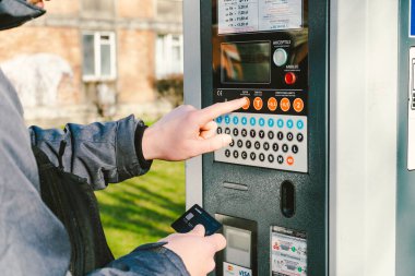 8 Şubat 2020 'de Polonya' nın Gdansk şehrinde park ücreti. Otoparkta Monobank kredi kartını NFC 'nin ödemesi için kullanan biri. Şehirdeki park yerleri için otomatik ödeme.
