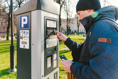 8 Şubat 2020 'de Polonya' nın Gdansk şehrinde park ücreti. Otoparkta Monobank kredi kartını NFC 'nin ödemesi için kullanan biri. Şehirdeki park yerleri için otomatik ödeme.