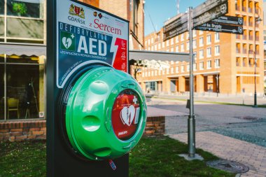 Otomatik Dış Defibrilatör Aed Philips 8 Şubat 2020 tarihinde Polonya 'nın Gdansk şehrinde sokakta. Aed Cpr Kurtarma Kitleri kutusu. Her ihtimale karşı hayat kurtarmak için tıbbi ekipman. Sokak defibrilatörü.