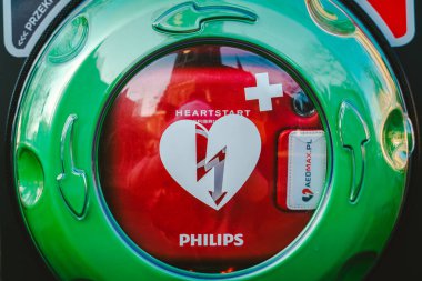 Otomatik Dış Defibrilatör Aed Philips 8 Şubat 2020 tarihinde Polonya 'nın Gdansk şehrinde sokakta. Aed Cpr Kurtarma Kitleri kutusu. Her ihtimale karşı hayat kurtarmak için tıbbi ekipman. Sokak defibrilatörü.