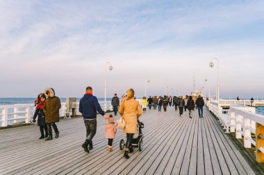 Sopot Pier Molo, 9 Şubat 2020 'de Polonya' nın Sopot şehrinde. Baltık Denizi 'nde bulunan Sopot' taki ünlü eski ahşap iskelede soğuk kış günü. İnsanlar Sopot 'ta Avrupa' nın en uzun tahta iskelesinde yürüyor..