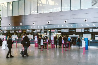 Gdansk 'taki Lech Walesa Havaalanı' nın yeni modern terminali. Lech Walesa Uluslararası Havaalanı, Gdansk, Polonya. 14 Şubat 2020. Havaalanı terminalinin varış alanı bekleniyor..