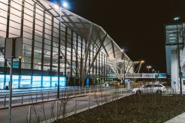 Gdansk havaalanı Gdn, Polonya. Gdansk Lech Walesa Havaalanı 'nın dış görüntüsü. Gdansk Havaalanı, Alacakaranlık Terminali. Gdansk, Polonya, 7 Şubat 2020