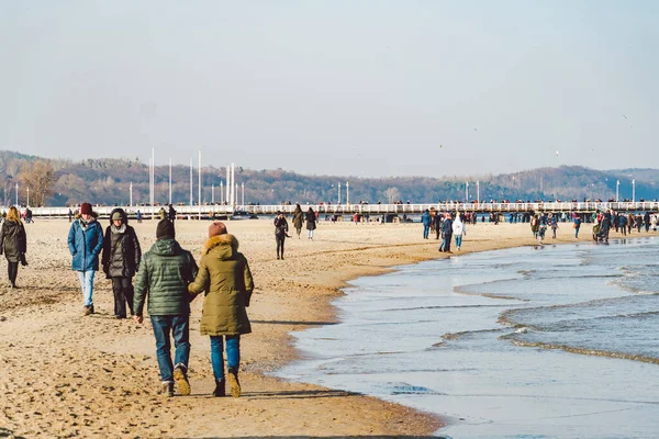 Зимой Люди Ходят Песчаному Пляжу Идеальные Зимние Каникулы Люди Расслабляются — стоковое фото