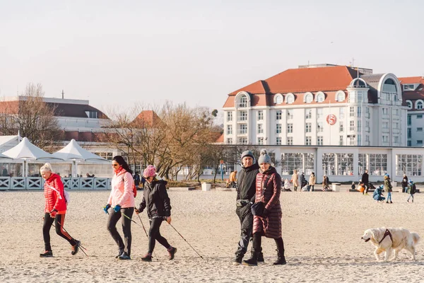 Polonia Sopot Febrero 2020 Gente Corriendo Playa Fría Caminar Nórdico — Foto de Stock