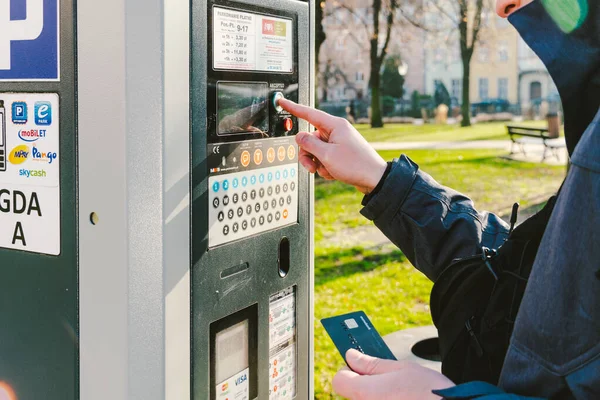 Людина Платить Парковку Кредитною Карткою Технологією Nfs Легка Оплата Процес — стокове фото