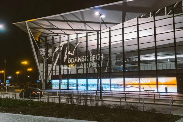 波兰格但斯克机场的终点站 格但斯克 瓦文萨机场的外景 格但斯克机场航站楼暮色 波兰格但斯克 2020年2月7日 — 图库照片