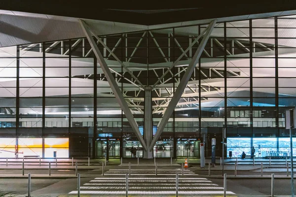 波兰格但斯克机场的终点站 格但斯克 瓦文萨机场的外景 格但斯克机场航站楼暮色 波兰格但斯克 2020年2月7日 — 图库照片