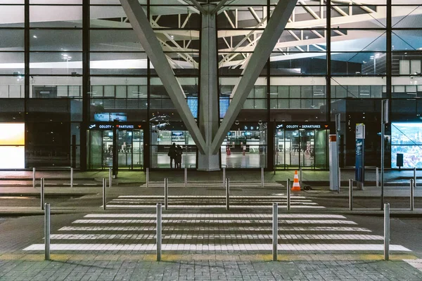 Terminal de l'aéroport Gdansk GDN en Pologne. Vue extérieure de l'aéroport de Gdansk Lech Walesa. Gdansk Airport Terminal crépuscule. Gdansk, Pologne, le 7 février 2020 — Photo