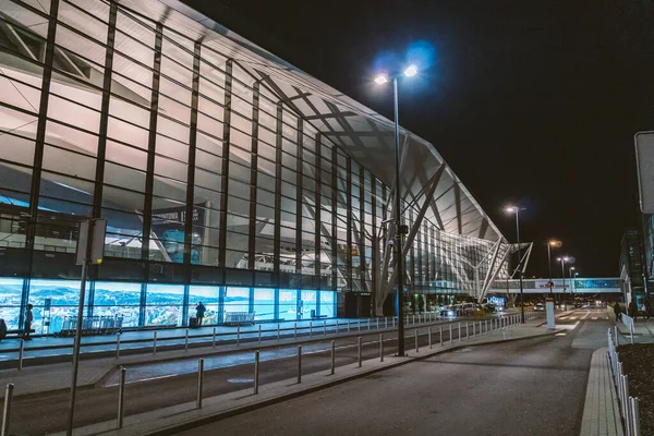 Terminal de l'aéroport Gdansk GDN en Pologne. Vue extérieure de l'aéroport de Gdansk Lech Walesa. Gdansk Airport Terminal crépuscule. Gdansk, Pologne, le 7 février 2020 — Photo