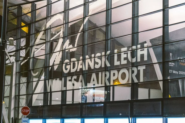 Terminal des Flughafens Danzig in Polen. Außenansicht des Danziger Lech Walesa-Flughafens. Dämmerung am Danziger Flughafen Terminal. Danzig, Polen, 7. Februar 2020 — Stockfoto