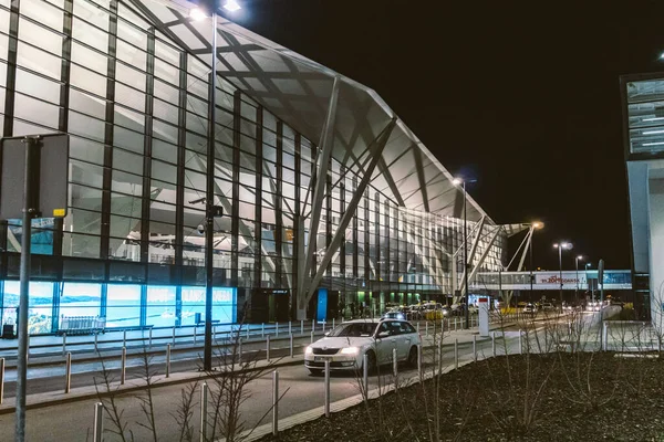Terminal Bandar Udara Gdansk GDN di Polandia. Pemandangan luar Bandara The Gdansk Lech Walesa. Terminal Bandara Gdansk senja. Gdansk, Polandia, 7 Februari 2020 — Stok Foto