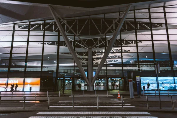 Terminal del aeropuerto de Gdansk GDN en Polonia. Vista exterior del aeropuerto Gdansk Lech Walesa. Gdansk Airport Terminal Crepúsculo. Gdansk, Polonia, 7 de febrero de 2020 — Foto de Stock