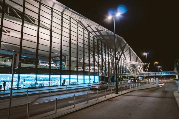 Terminal de l'aéroport Gdansk GDN en Pologne. Vue extérieure de l'aéroport de Gdansk Lech Walesa. Gdansk Airport Terminal crépuscule. Gdansk, Pologne, le 7 février 2020 — Photo