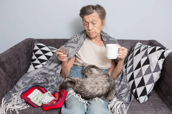 老年妇女在家里吃药 老太婆带着她的药丸I 我是手里拿着药丸的老年病人 医学和医疗保健概念 孤独的概念 — 图库照片