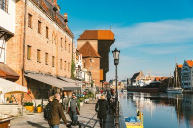14 Şubat 2020. Polonya, Gdansk. Eski kasaba Gdansk Gda sk, Polonya Polska, tüccarların evi, Mariacka Kapısı ve ünlü Ortaçağ Turnası. Motlava Nehri 'nde güzel bir sabah.