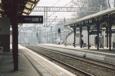 Polonyalılar Gdansk Glowny tren istasyonunda tren bekliyor. Kışın şehir merkezinde çekilmiş. Polonya, Gdansk 9 Şubat 2020 ana tren istasyonu Gdansk Glowny SKM platformu.