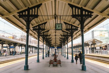 Polonyalılar Gdansk Glowny tren istasyonunda tren bekliyor. Kışın şehir merkezinde çekilmiş. Polonya, Gdansk 9 Şubat 2020 ana tren istasyonu Gdansk Glowny SKM platformu