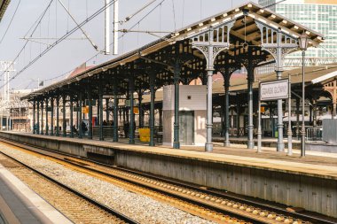 Polonyalılar Gdansk Glowny tren istasyonunda tren bekliyor. Kışın şehir merkezinde çekilmiş. Polonya, Gdansk 9 Şubat 2020 ana tren istasyonu Gdansk Glowny SKM platformu