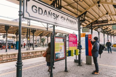 Gdansk Glowny tren istasyonu SKM 'de tren bekleyen yolcular. Ana tren istasyonu Gdansk Platformu 9 Şubat 2020